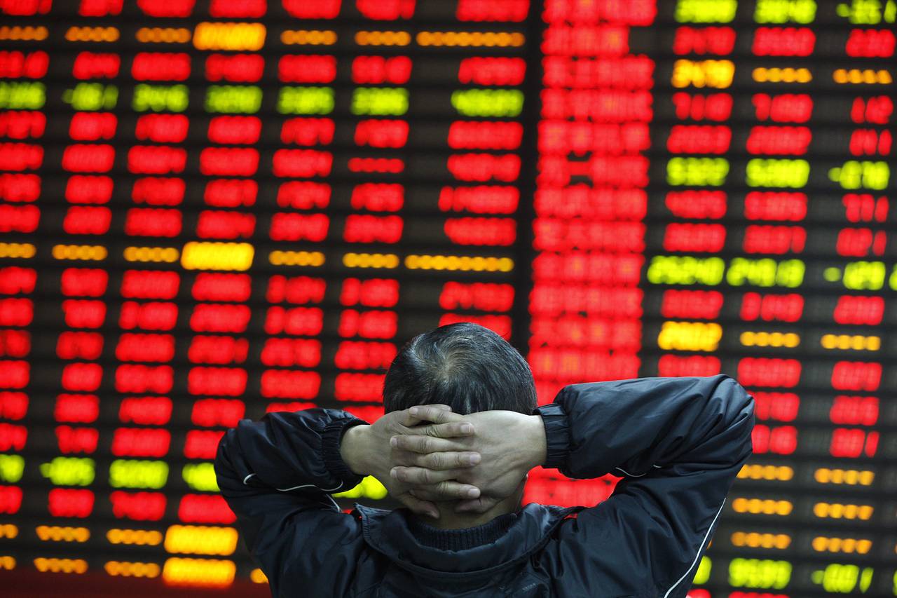 الضغوط البيعية تهبط بمؤشرات البورصة وتكبد السوق خسائر كبيرة