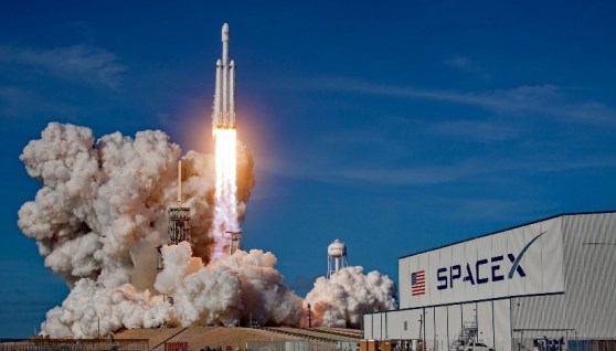 SpaceX توقع اتفاقية لإطلاق مهمتين فضائيتين