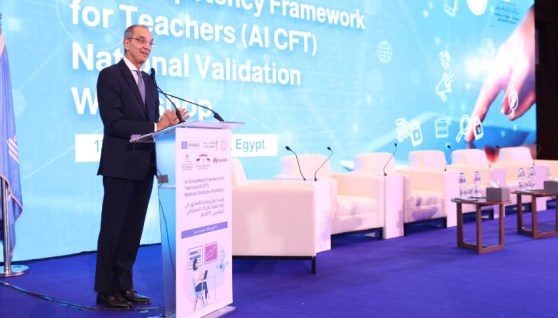 الدكتور عمرو طلعت وزير الاتصالات الدكتور عمرو طلعت وزير الاتصالات