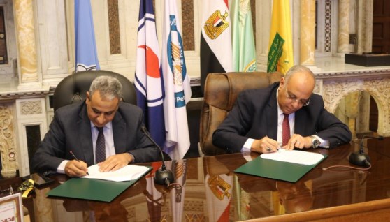 جانب من توقيع البروتوكول 