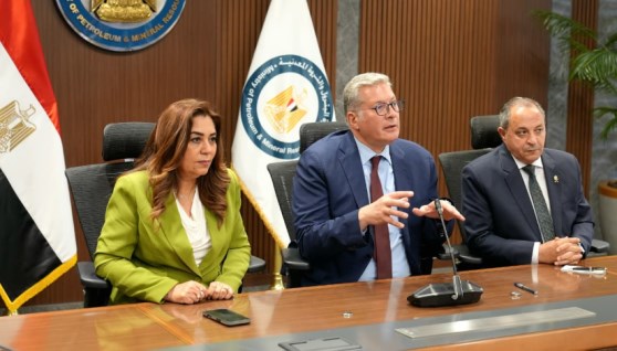 جانب من توقيع الاتفاقية جانب من توقيع الاتفاقية