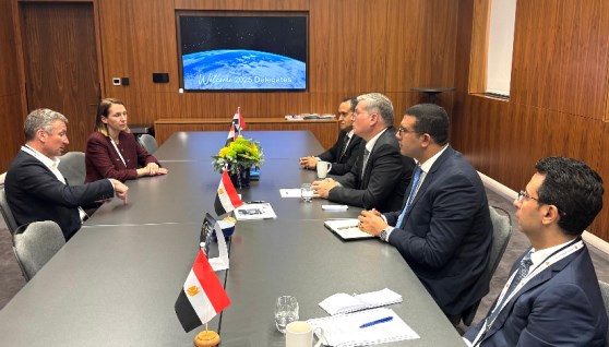 وزير البترول خلال مباحثاته مع نائب رئيس اكسون موبيل العالمية وزير البترول خلال مباحثاته مع نائب رئيس اكسون موبيل العالمية