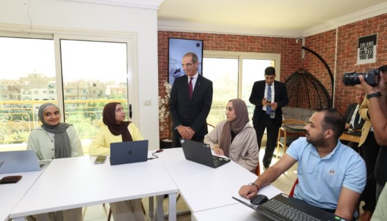 وزير الاتصالات خلال زياته لشركتين في الأقصر وقنا ومركز "إكسيد"