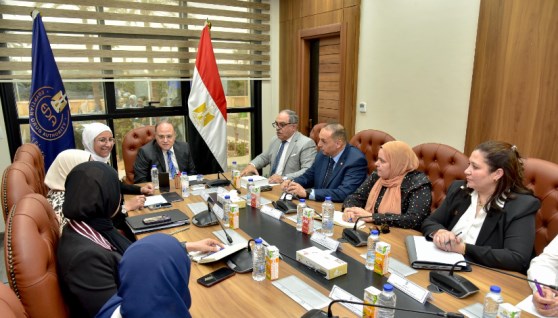 رئيس هيئة الدواء خلال اجتماعه مع شركة فاكسيرا 