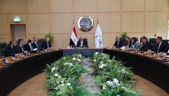 وزير الصناعة والنقل خلال اجتماعه اليوم