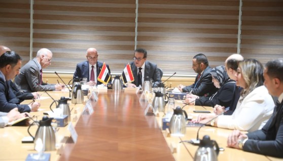 وزير الصحة والسكان خلال اجتماعه مع نظيره العراقي