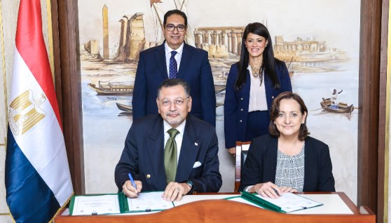 جانب من توقيع الاتفاقية جانب من توقيع الاتفاقية