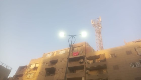 أعمدة إنارة مضاءة في الصباح أعمدة إنارة مضاءة في الصباح