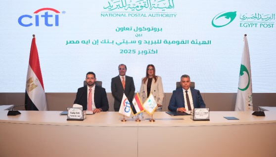 جانب من التوقيع