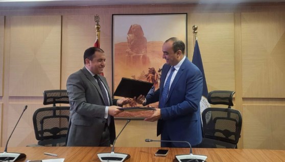 جانب من توقيع البروتوكول