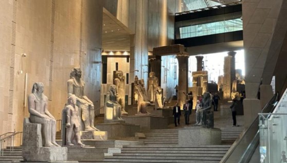 الدرج العظيم في المتحف المصري الكبير