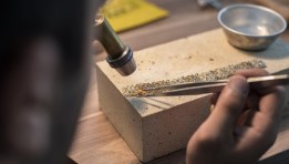 فحص الذهب - تعبيرية
