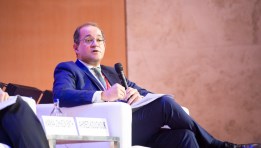 وزير المالية خلال المؤتمر