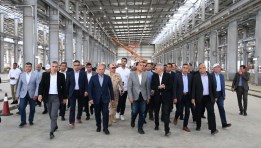 رئيس الوزراء يتفقد المصنع