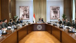 رئيس الوزراء خلال اجتماعه  أعضاء اللجنة الاستشارية للاقتصاد الكلي