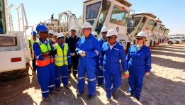 وزير البترول خلال زيارته للصحراء الغربية وزير البترول خلال زيارته للصحراء الغربية