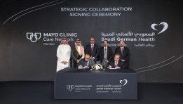 وزير العمل خلال توقيع الاتفاقية 