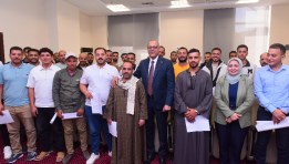 وزير العمل مع الشباب خلال تسليم العقود 