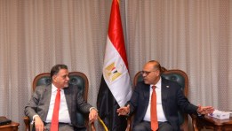 وزير العمل محمد جبران ومحمد بن أحمد بن طوار الكواري، النائب الأول لرئيس غرفة تجارة وصناعة قطر