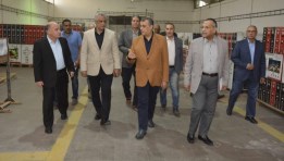 جولة وزير الإنتاج الحربي في شركة بنها للصناعات الإلكترونية