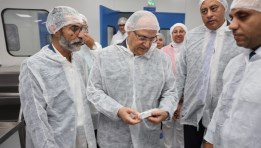 رئيس هيئة الدواء يتفقد مصنع بيوجينيريك بالعاشر من رمضان