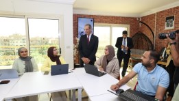وزير الاتصالات خلال زياته لشركتين في الأقصر وقنا ومركز "إكسيد"