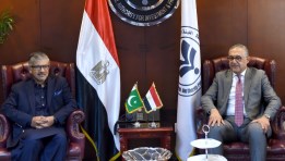 الرئيس التنفيذي للهيئة العامة للاستثمار والمناطق الحرة مع السفير الباكستاني