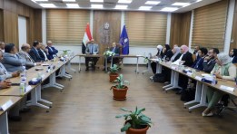 رئيس هيئة الدواء المصرية خلال اجتماعه اليوم مع عدد من شركات الأدوية