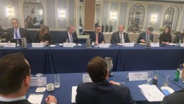 وزير الاستثمار خلال اجتماعه بمائدة مستديرة نظمها مجلس الأعمال للتفاهم الدولي