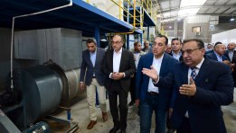 رئيس الوزراء خلال افتتاحه مصنع المستلزمات الطبية  رئيس الوزراء خلال افتتاحه مصنع المستلزمات الطبية