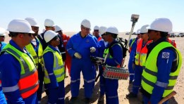 وزير البترول خلال زيارته لمشروع المسح السيزمي  وزير البترول خلال زيارته لمشروع المسح السيزمي