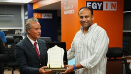 الكاتب الصحفي أمين صالح يسلم درع التكريم لرجل الأعمال علي الدكروري