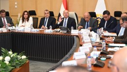 خلال اجتماع الفريق كامل الوزير 