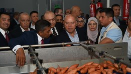 جانب من زيارة وزير الصناعة لمصنع أجرو جرين لتصدير الحاصلات الصناعية