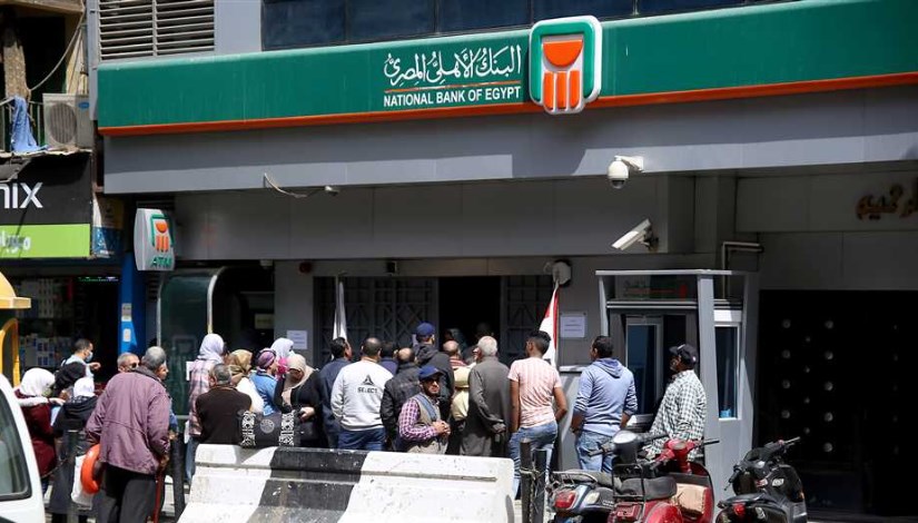 ازدحام أمام البنك الأهلي المصري