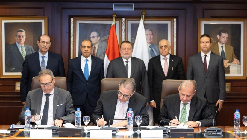 جانب من توقيع المبادرة جانب من توقيع المبادرة