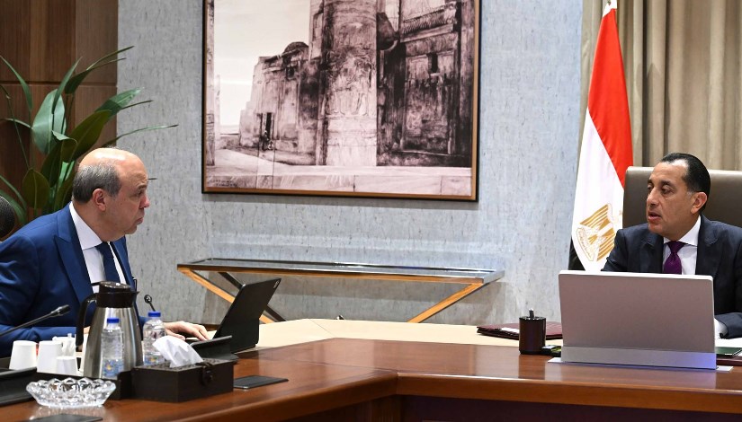 رئيس الوزراء مع وزير الطيران المدني