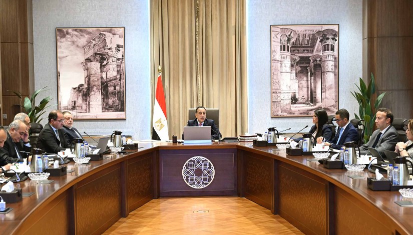 رئيس الوزراء خلال اجتماعه لمتابعة برنامج الإصلاح الاقتصادي مع صندوق النقد