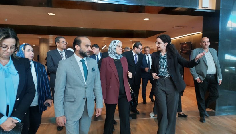 رئيس مصلحة الضرائب خلال زيارتها مكتبة الإسكندرية
