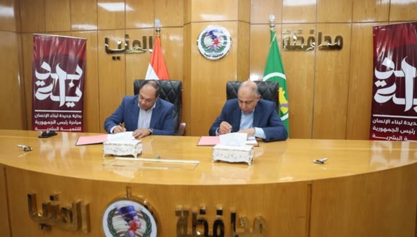 جانب من توقيع البروتوكول جانب من توقيع البروتوكول
