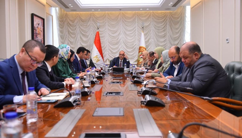 وزير العمل خلال اجتماع 