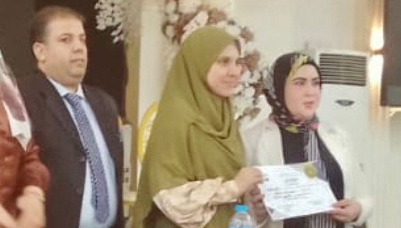 تسليم "عقود عمل" وماكينات خياطة دعماً للتمكين الاقتصادي