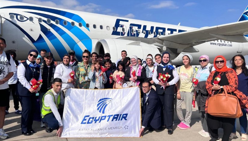استقبال الأطفال لدى عودتهم فريق من العلاقات العامة بمصر للطيران استقبال الأطفال لدى عودتهم فريق من العلاقات العامة بمصر للطيران
