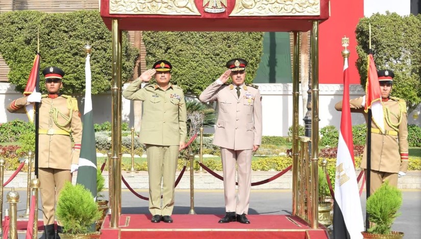 جانب من لقاء وزير الدفاع ورئيس أركان القوات البرية الباكستانية جانب من لقاء وزير الدفاع ورئيس أركان القوات البرية الباكستانية