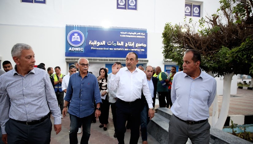 وزير قطاع الأعمال العام خلال جولته  بشركة النصر للكيماويات الدوائية