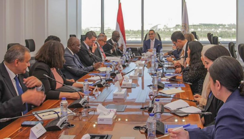 جانب من لقاء وزير الاستثمار مع وفد البنك الدولي الإقليمي