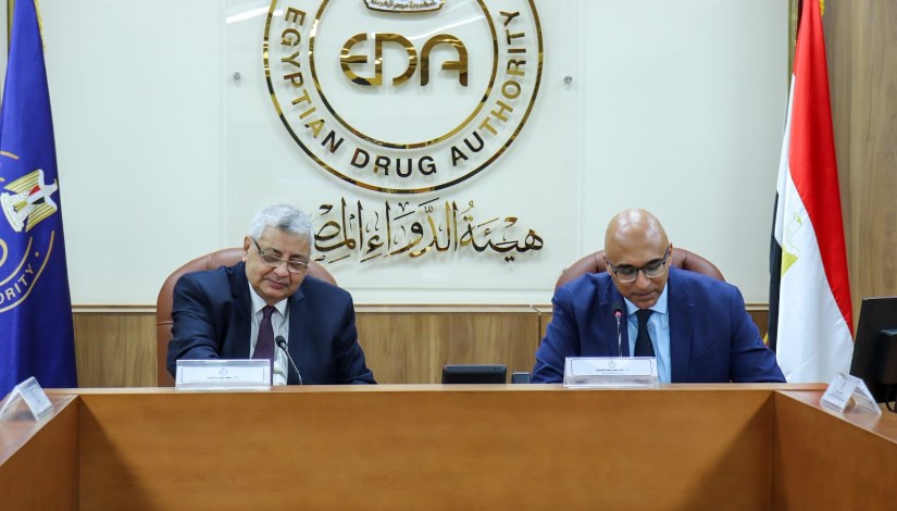 نائب رئيس هيئة الدواء المصرية مع رئيس اللجنة الدائمة لصياغة الدستور الدوائي المصري