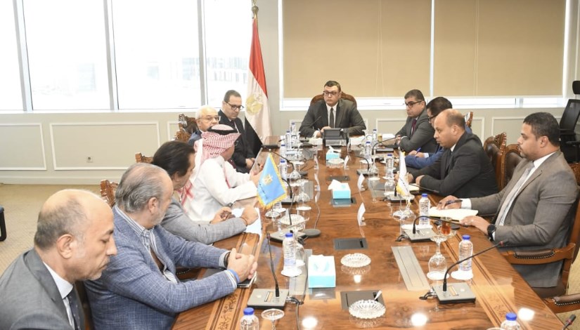 وزير الإسكان خلال الاجتماع
