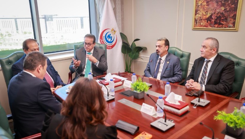 جانب من توقيع الاتفاقية جانب من توقيع الاتفاقية