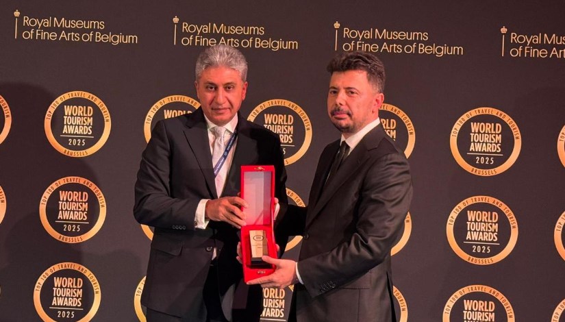 وزير السياحة والآثار أثناء تسلم الجائزة وزير السياحة والآثار أثناء تسلم الجائزة